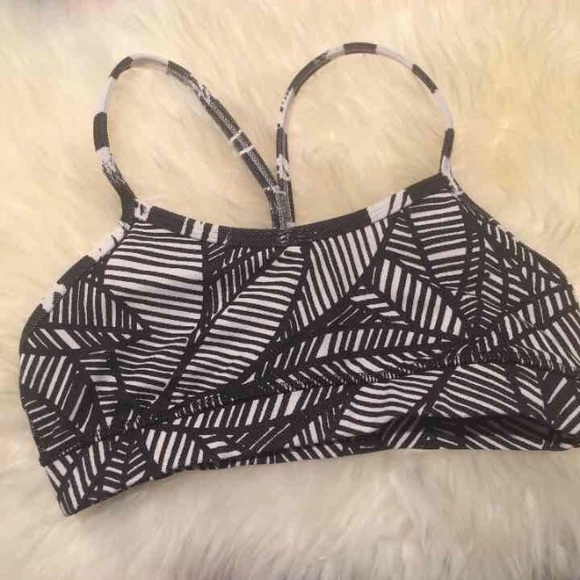 Black and white Lululemon sports bra