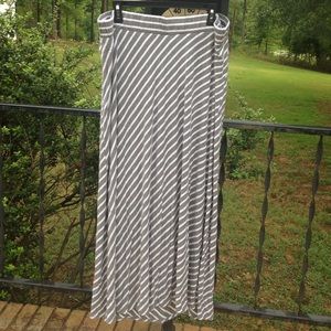 Liz Lange Gray & White Striped Maternity Skirt