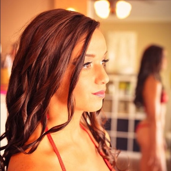 Meet your Poshette, Allison - Picture 1 of 4