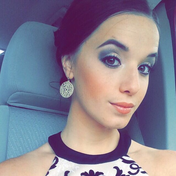 Meet your Poshette, Allison - Picture 3 of 4