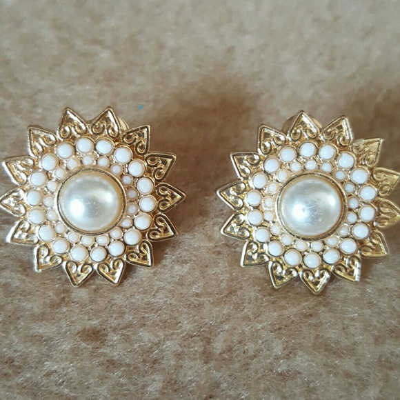 Vintage Gold Tone Earrings - Picture 2 of 4