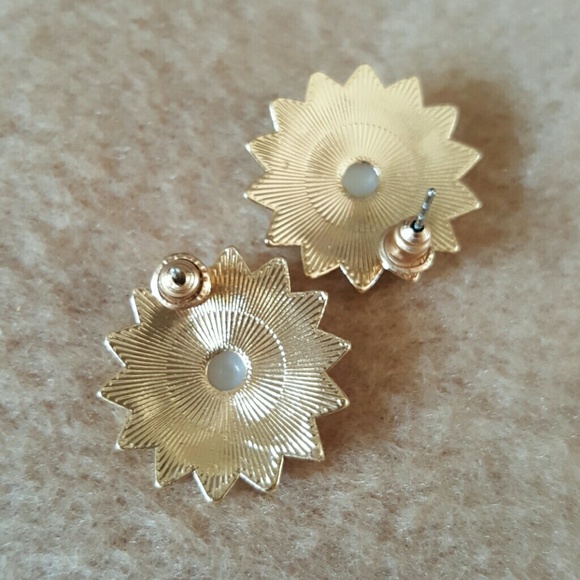 Vintage Gold Tone Earrings - Picture 3 of 4