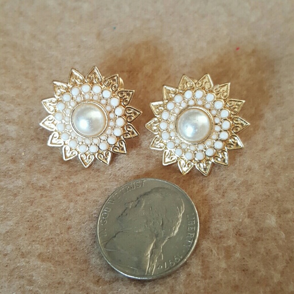 Vintage Gold Tone Earrings - Picture 4 of 4