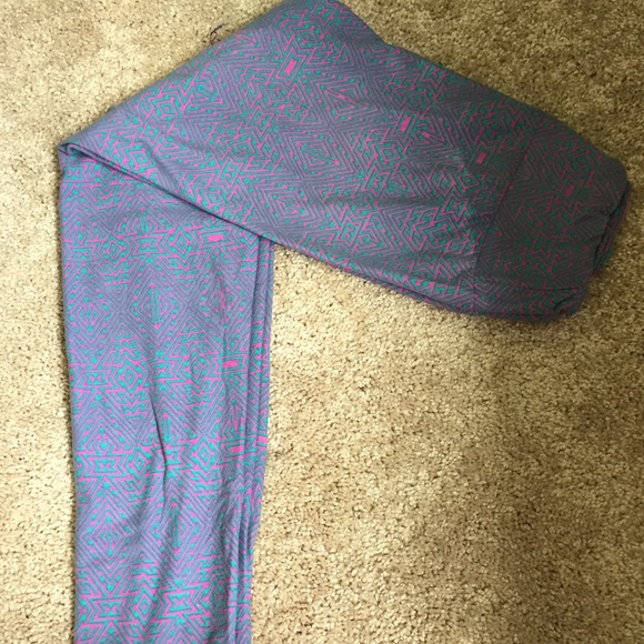 OS Lularoe leggings in gorgeous pink and green!