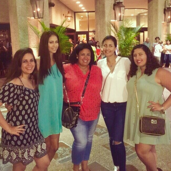 Meet your Posher, Olivia - Picture 4 of 4