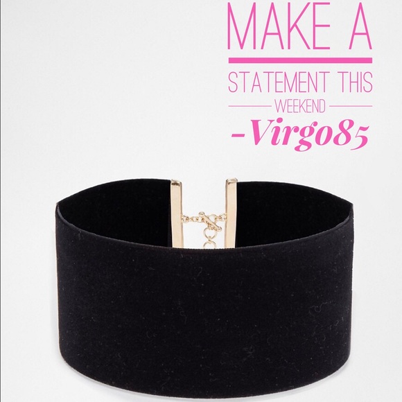 Black choker