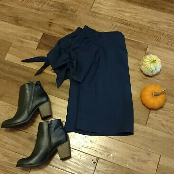 🌻 Chic Off Shoulder Navy Top - Picture 4 of 5