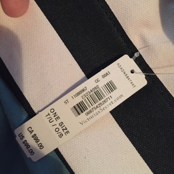 Brand new Victoria's Secret weekender bag! - Picture 2 of 4