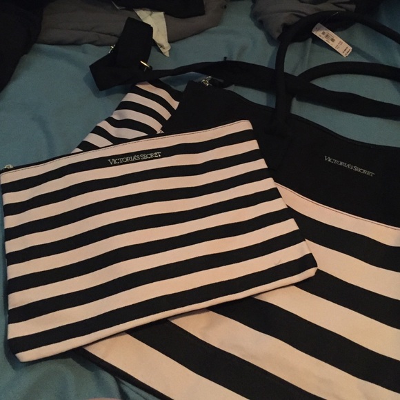 Brand new Victoria's Secret weekender bag! - Picture 3 of 4