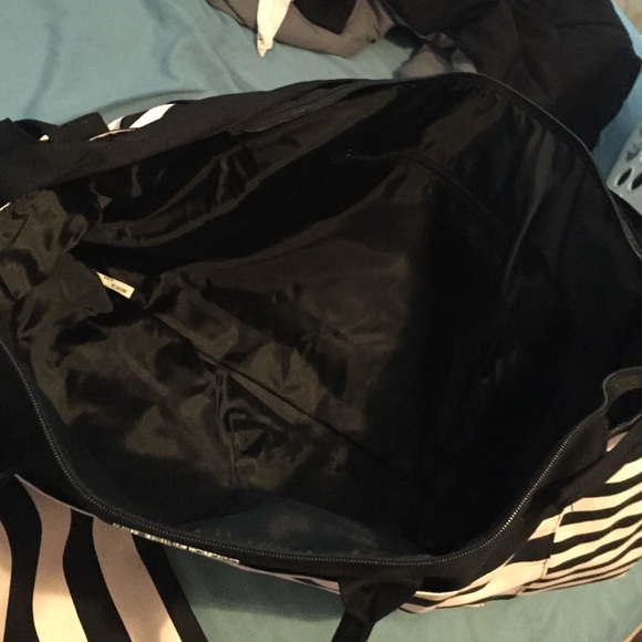 Brand new Victoria's Secret weekender bag! - Picture 4 of 4