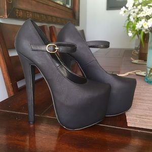 Black Pumps