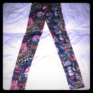 Weird Leopard Print Flag Lips Graffiti Leggings