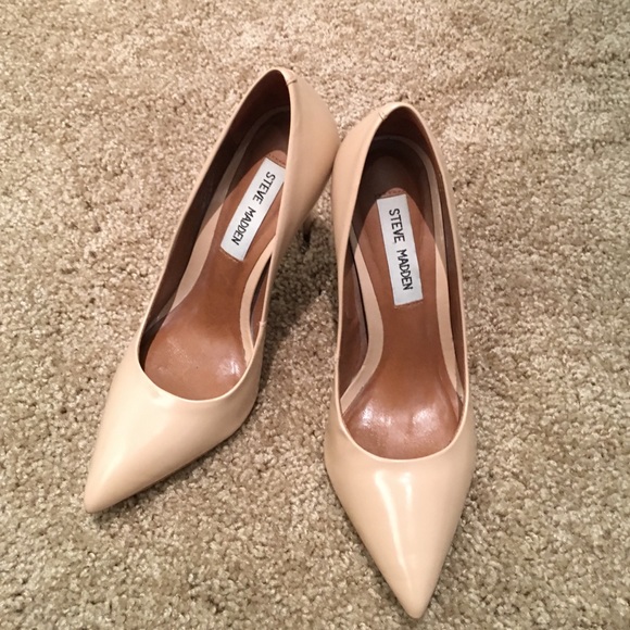 Brand new Steve Madden nude pumps.