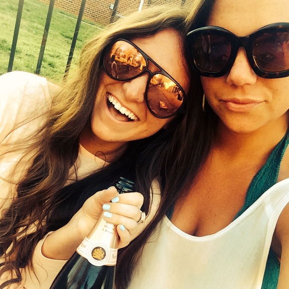 Meet your Posher, Logan 💁🏼 - Picture 3 of 3