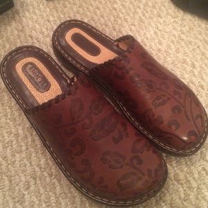 Born Apache Chesnut Print Sandals (Size 8M)