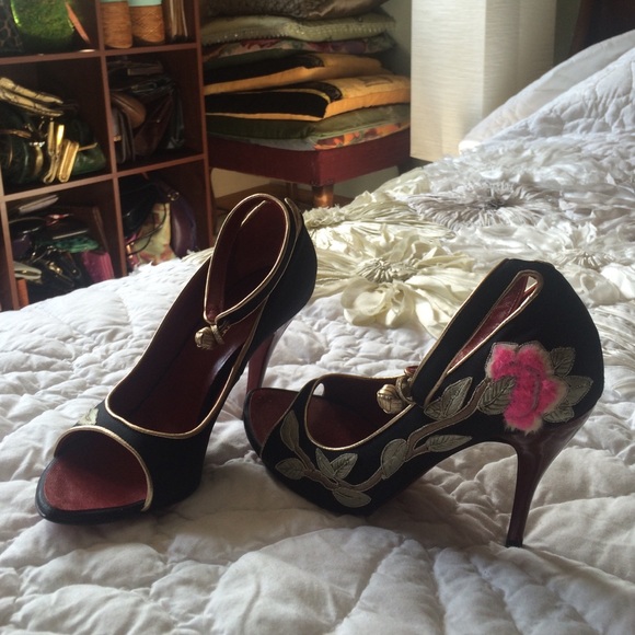Yves Saint Laurent NEW hand-embroidered heels 7.5 - Picture 1 of 4