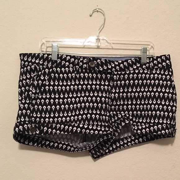 LIKE NEW BLACK AND WHITE SHORTS