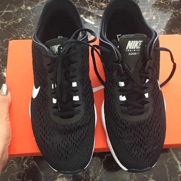 NIKE women's black zoom trainers Sz 7.5 new - Picture 2 of 4
