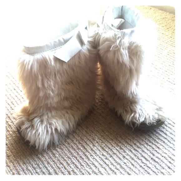 Final price drop-Gap Fuzzy Mammoth Boots!