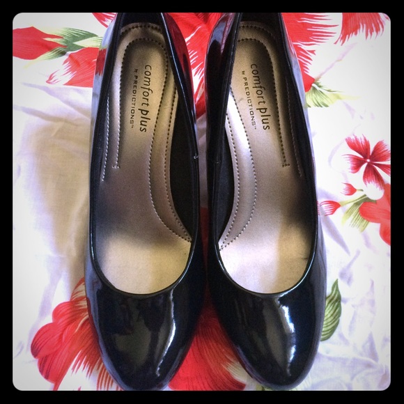 Size 6 1/2, adorable black heels