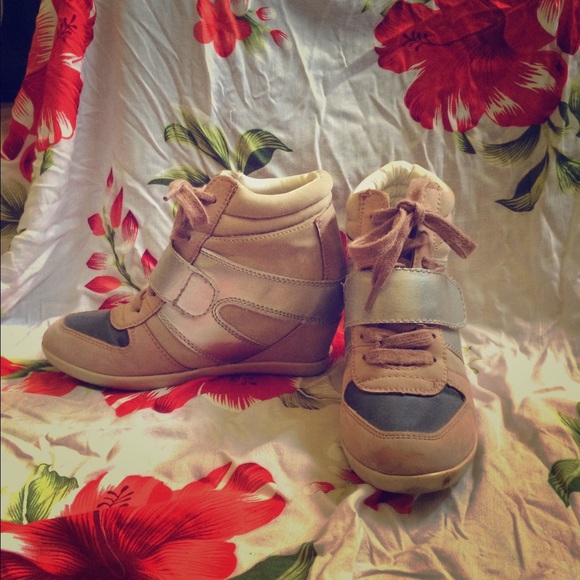 Pink sneakers, size 6