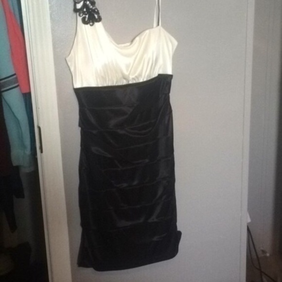 Dress - Picture 2 of 4