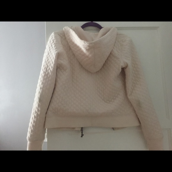 Adorable & soft quilted Juicy Couture hoodie 🎀 - Picture 3 of 4