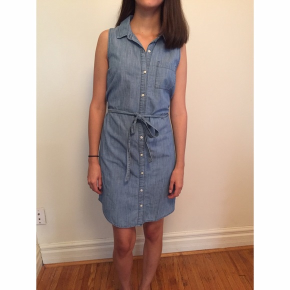 Sleeveless collared chambray dress