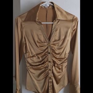Selling a cute,fashionable blouse.