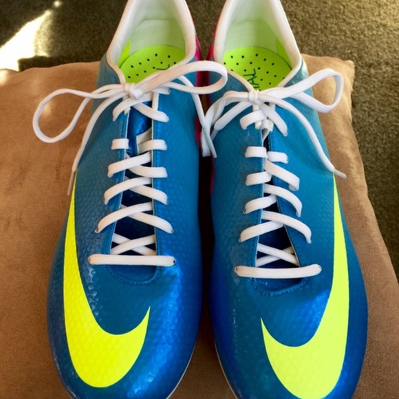 Nike Women's Mercurial Soccer Cleats NWOT - Picture 1 of 3