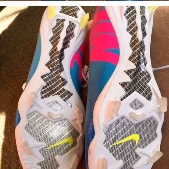 Nike Women's Mercurial Soccer Cleats NWOT - Picture 2 of 3
