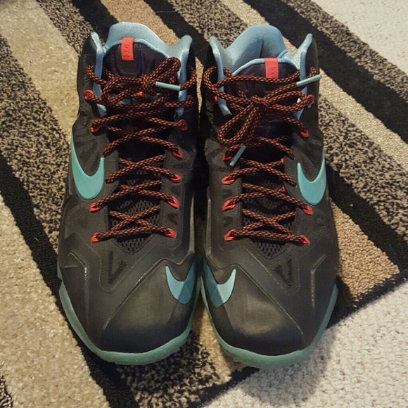 Lebron XI - Picture 2 of 4