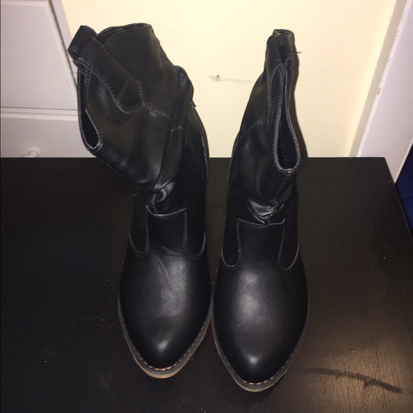 Black heeled boots! - Picture 2 of 3
