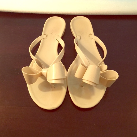Neutral rubber bow flip flops