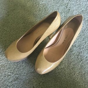 gold Gianni Bini pumps size 6