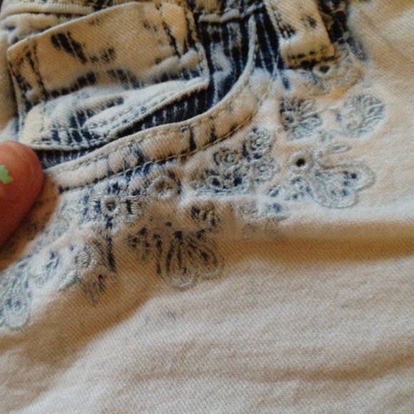 Shorts - Picture 2 of 3