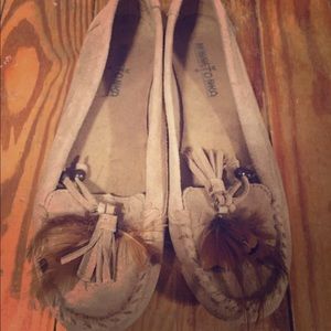 Minnetonka moccasins light tan feather detail
