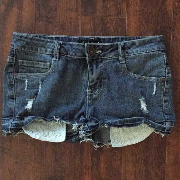 Distressed lei Jean shorts with lace pockets