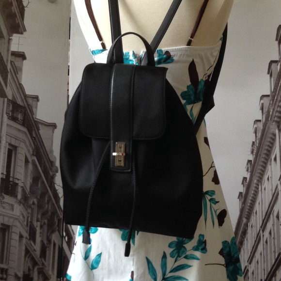 DKNY Handbags - 🆕 DKNY ▪️ Black Backpack #back2school