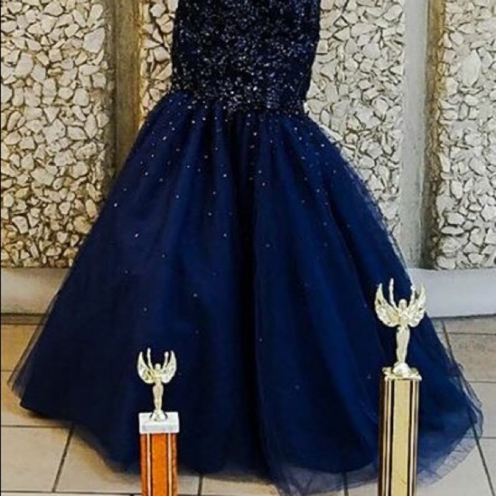Backless beaded gown (Prom & Pageant Dress) - Picture 5 of 6