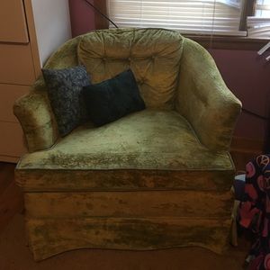 Green chair, pillows come with