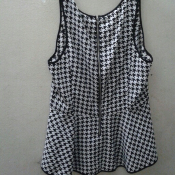 🌞CLEARANCE🌞Guess Peplum Top - Picture 2 of 2