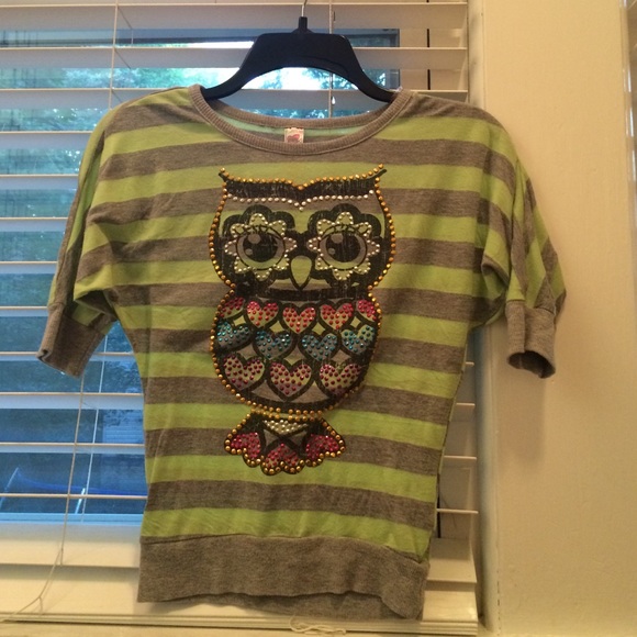 Green and grey owl t-shirt