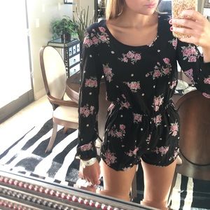 💃🏼 SOLD! 💃🏼 black floral romper long sleeve