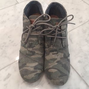 Toms desert wedge booties