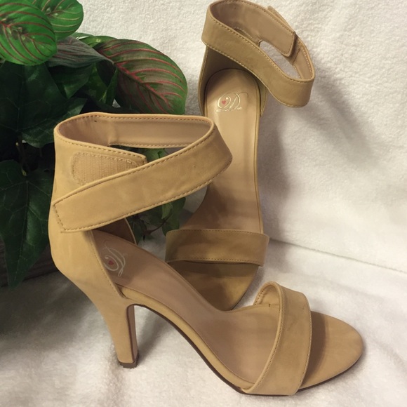 Delicious Tan Heels - Picture 2 of 3