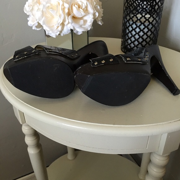 Black heels with studs - Picture 2 of 3