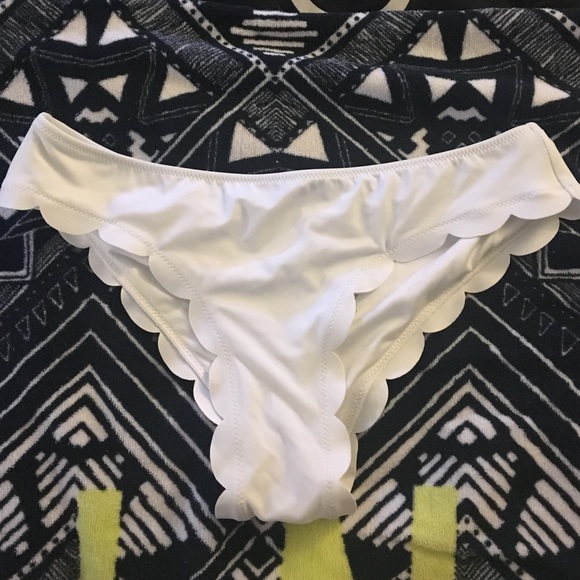 PINK: white scalloped bottoms
