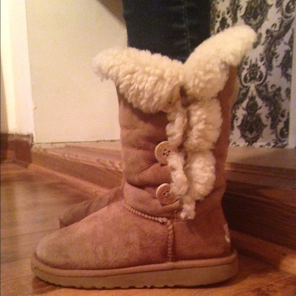 Girls Uggs size 2. Plenty of life left!