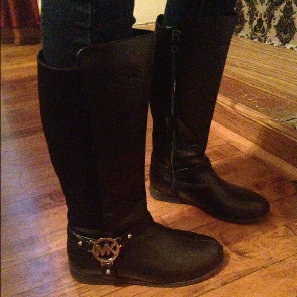 Michael Kors Girls boots sz 1. A must have!